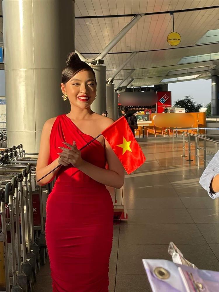 Hot girl trứng rán Trần Thanh Tâm lẻ loi ở sân bay đi thi hoa hậu-1