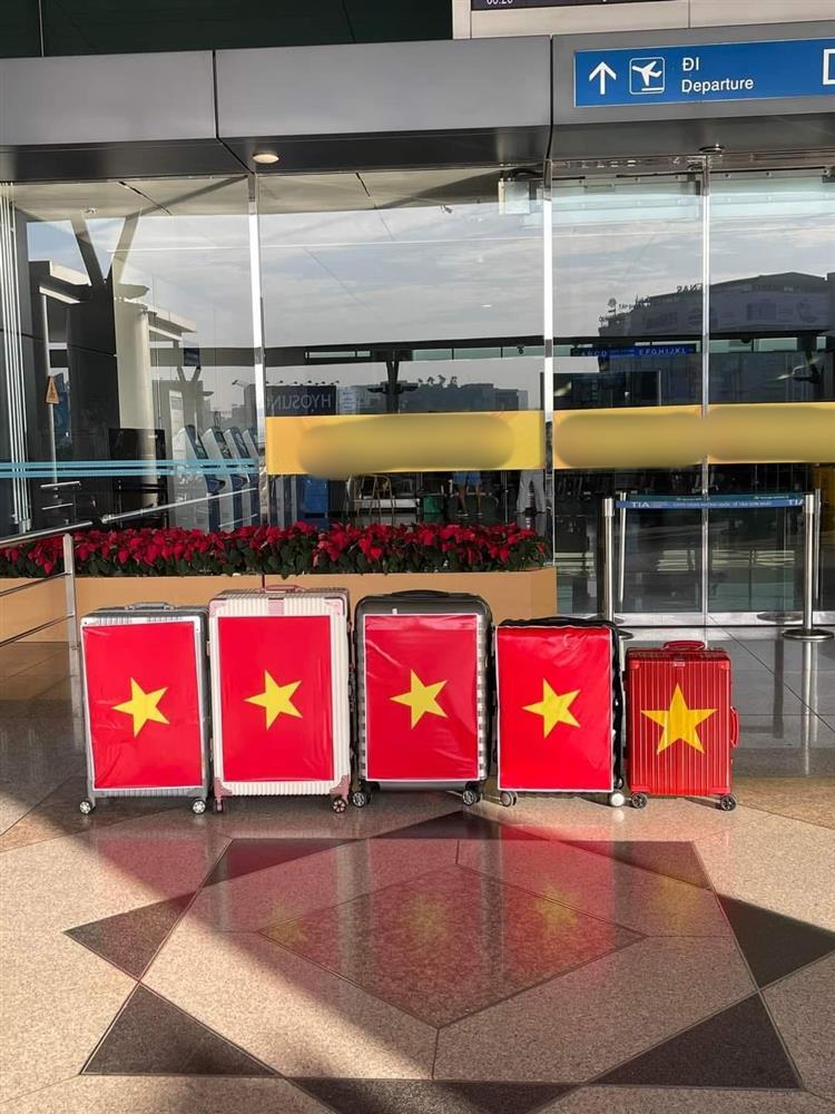 Hot girl trứng rán Trần Thanh Tâm lẻ loi ở sân bay đi thi hoa hậu-2