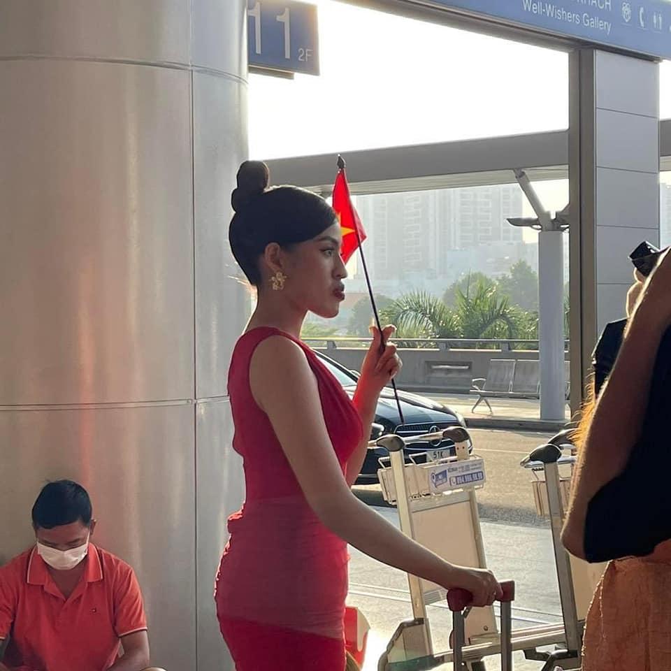 Hot girl trứng rán Trần Thanh Tâm lẻ loi ở sân bay đi thi hoa hậu-3