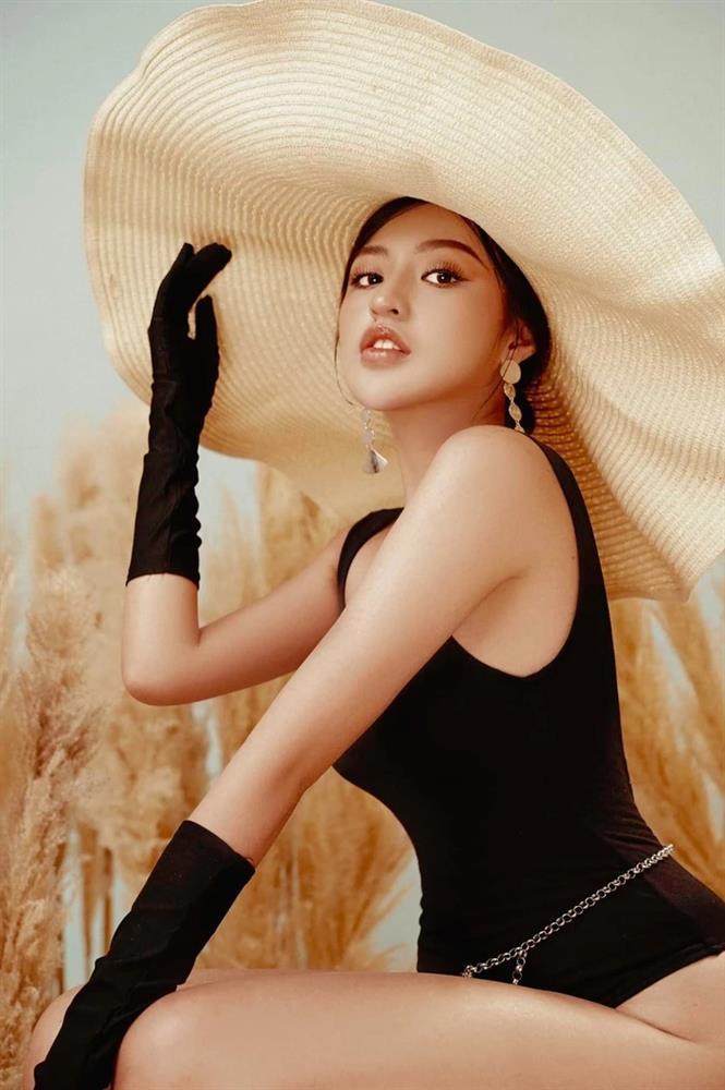 Hot girl trứng rán Trần Thanh Tâm lẻ loi ở sân bay đi thi hoa hậu-9