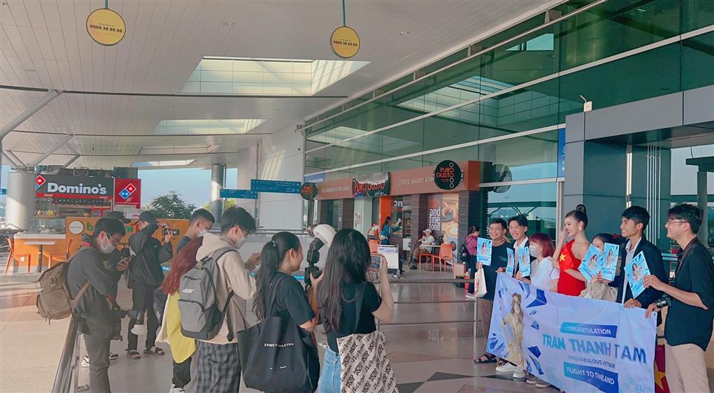 Hot girl trứng rán Trần Thanh Tâm lẻ loi ở sân bay đi thi hoa hậu-5