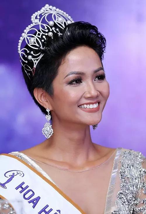 HHen Niê ngầm phủ nhận tin đồn bơm môi dày như Tây-4