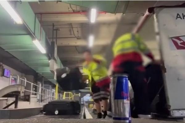 Nhân viên hành lý sân bay Australia bị sa thải vì ném đồ-1