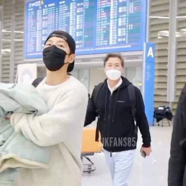 Song Joong Ki tình tứ bên người yêu mới ở sân bay khi về Hàn?-1