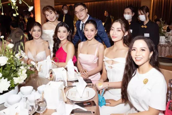 Phương Nhi đụng Tiểu Vy bộ đầm đi đám cưới Đỗ Mỹ Linh-7