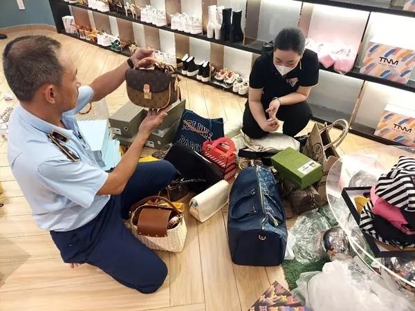Lô hàng nhái bị thu giữ trong shop Trang Nemo trị giá bao nhiêu?-3