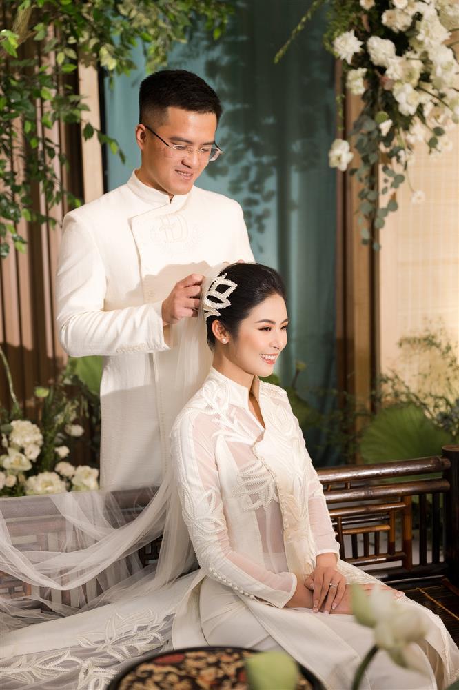 Bố mẹ chồng Ngọc Hân gây chú ý trong đám cưới các con-8