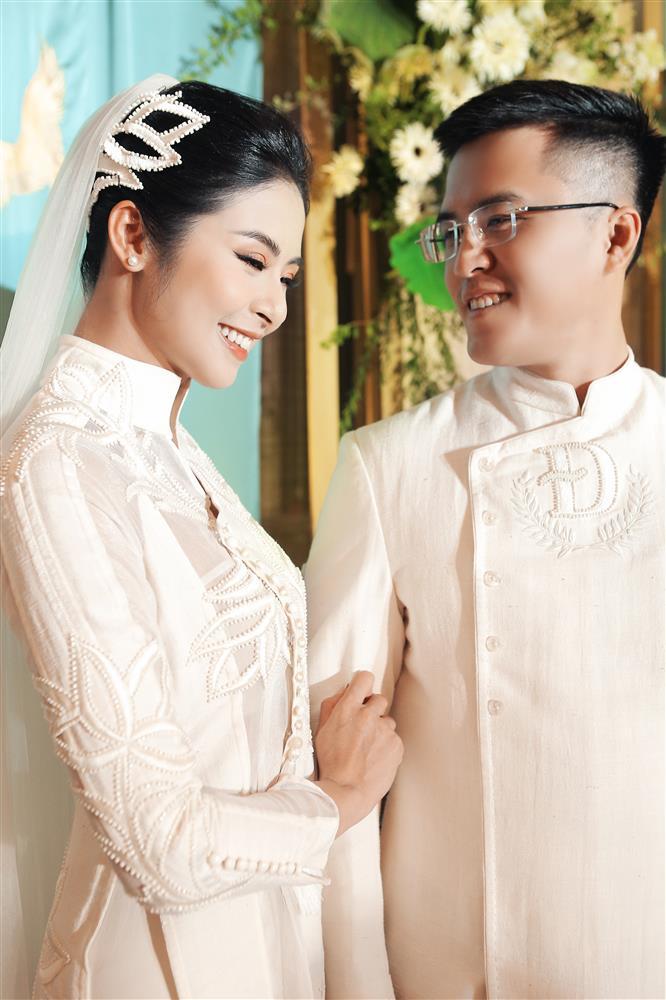 Bố mẹ chồng Ngọc Hân gây chú ý trong đám cưới các con-2