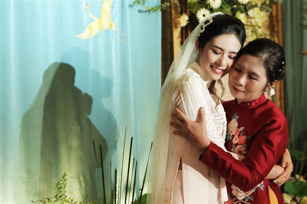 Bố mẹ chồng Ngọc Hân gây chú ý trong đám cưới các con-7