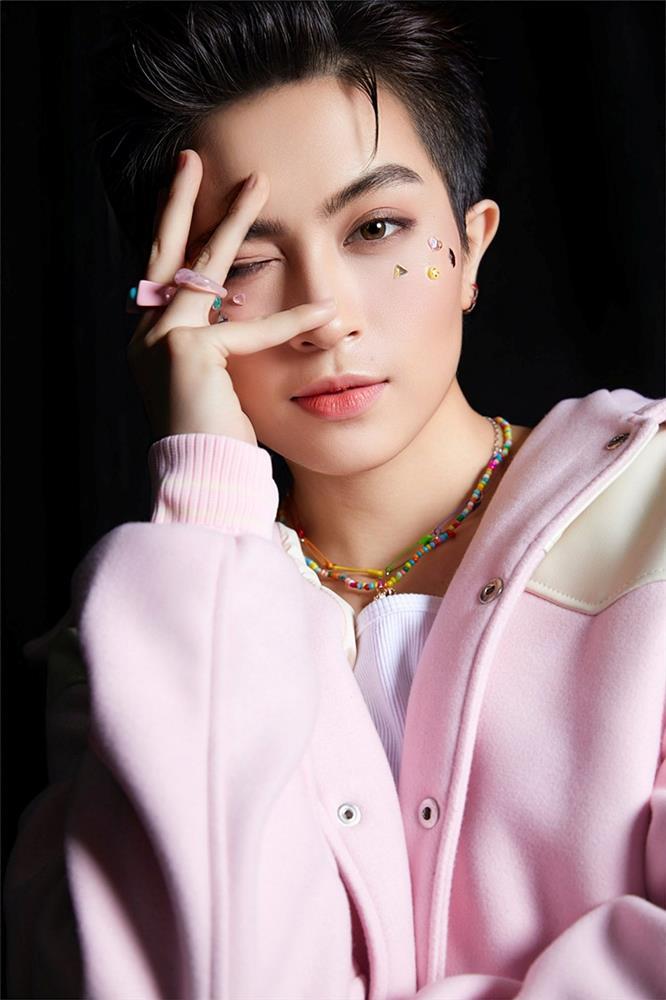 Gil Lê treo sofa lơ lửng trên sân khấu, đầu tư tất tay” cho tiết mục-4