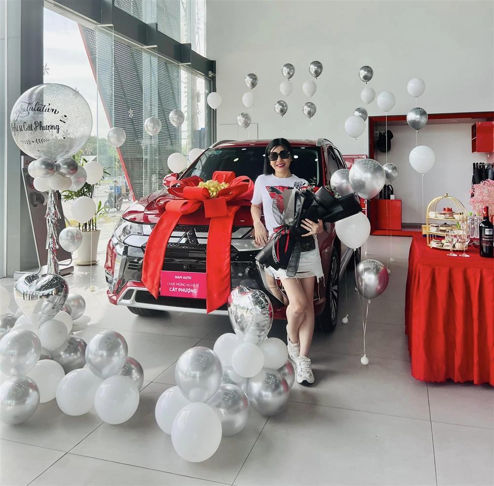 Cát Phượng khoe xế mới tậu và sự thật vay ngân hàng?-4