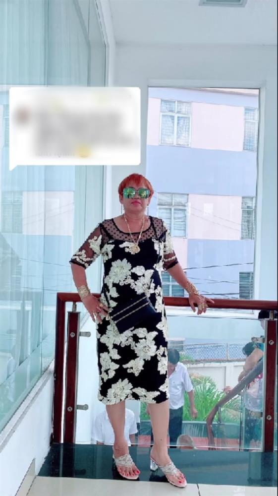 Xôn xao người phụ nữ vàng dát kín người đi dự đám cưới-4