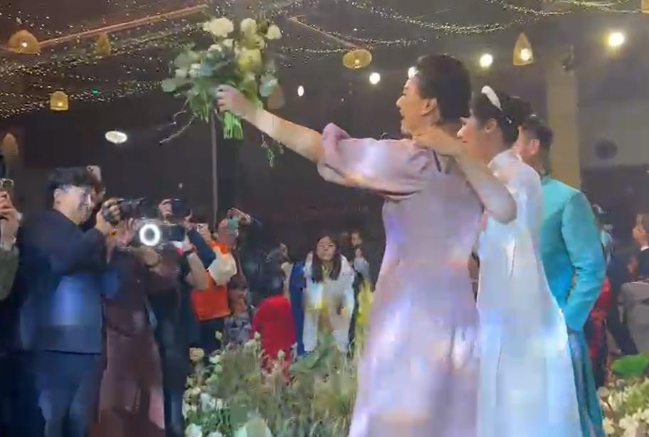 Mẹ đơn thân nổi tiếng bắt được hoa cưới Ngọc Hân-7