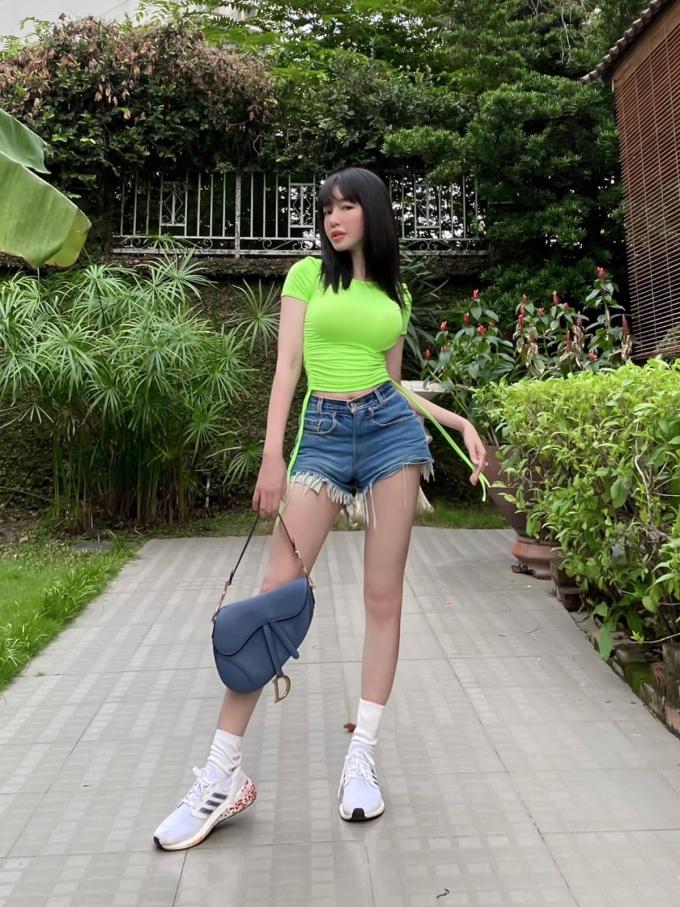 Elly Trần đấu giá váy mặc khi đi ký đơn ly hôn-3