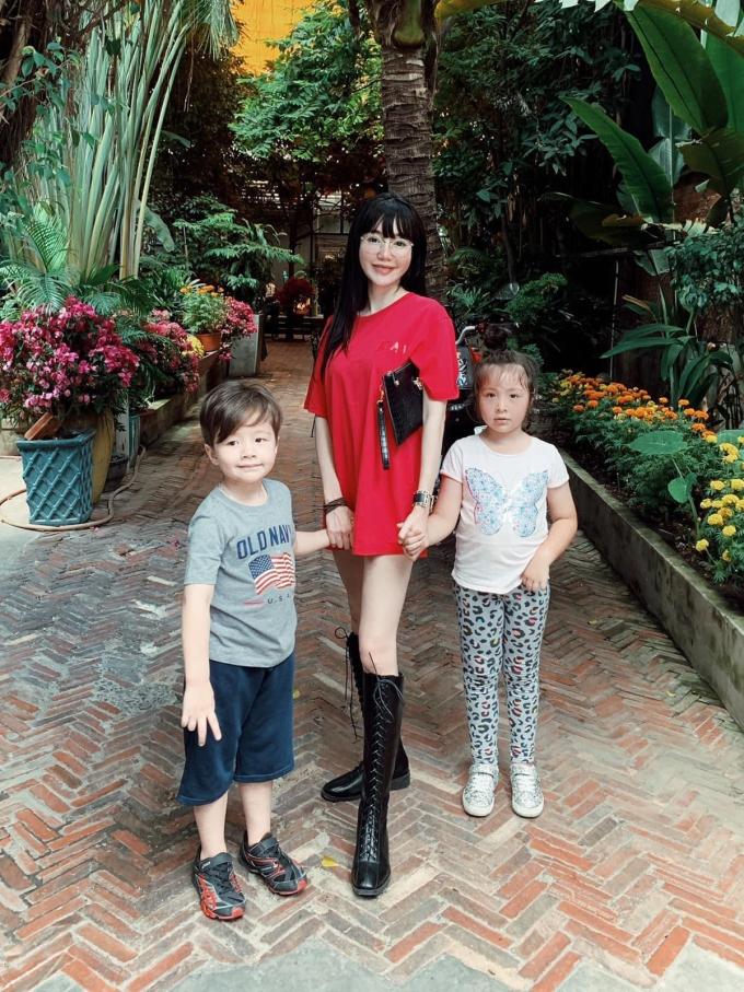 Elly Trần đấu giá váy mặc khi đi ký đơn ly hôn-6