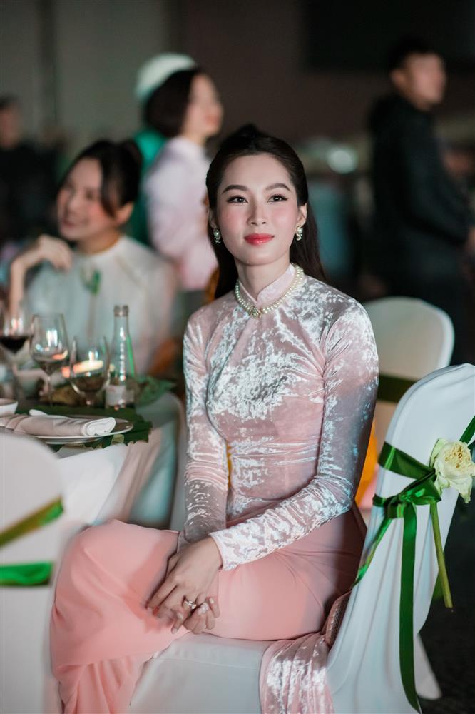 Đặng Thu Thảo ăn cưới bị chụp lén, nhan sắc ra sao?-5