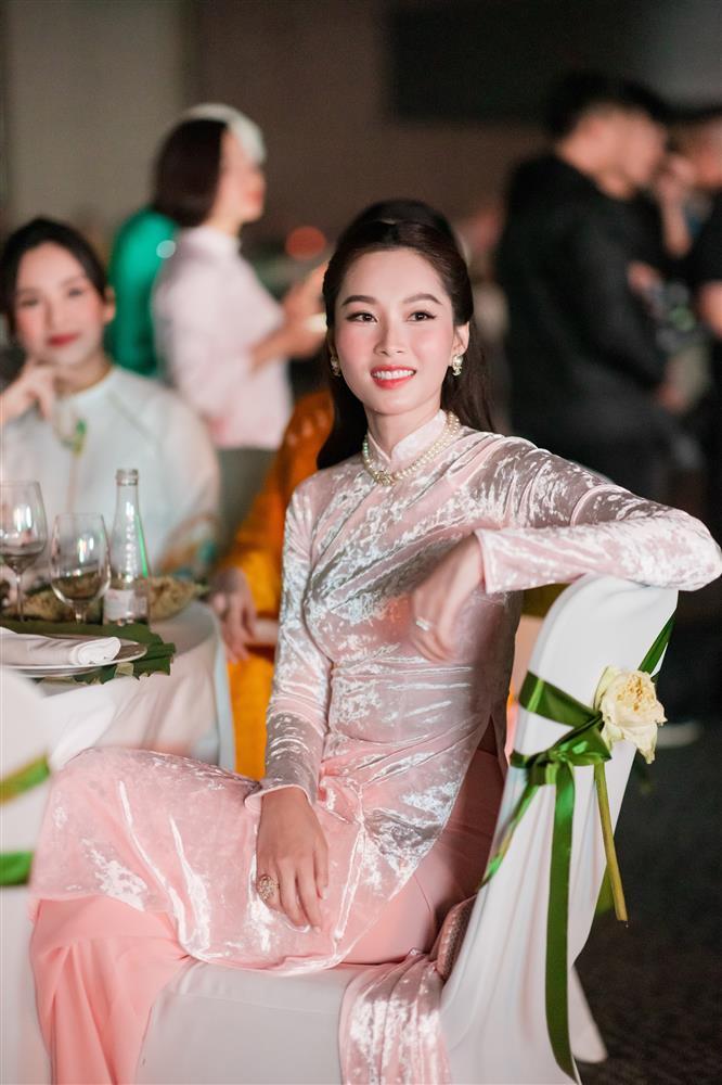 Đặng Thu Thảo ăn cưới bị chụp lén, nhan sắc ra sao?-7