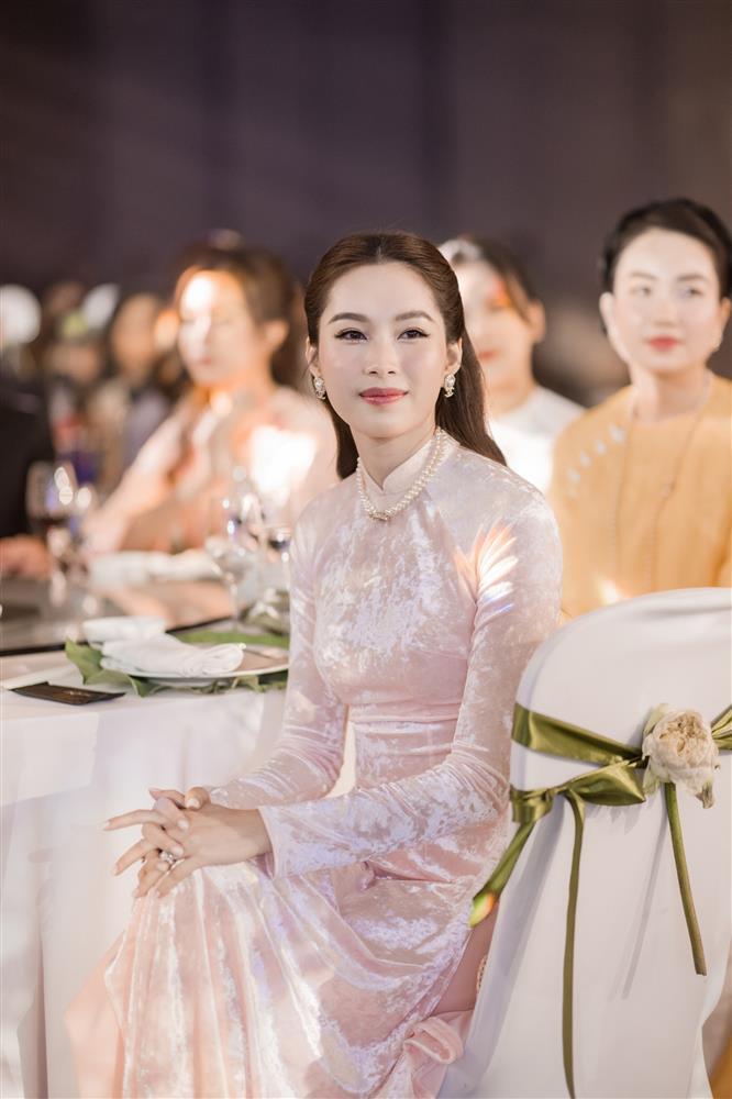 Đặng Thu Thảo ăn cưới bị chụp lén, nhan sắc ra sao?-10