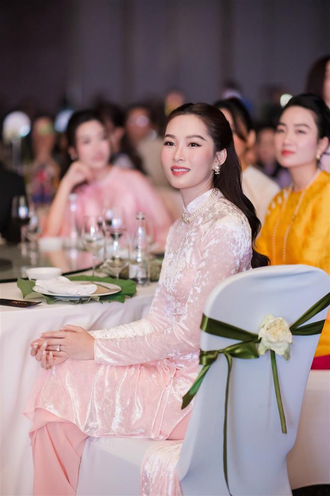 Đặng Thu Thảo ăn cưới bị chụp lén, nhan sắc ra sao?-13