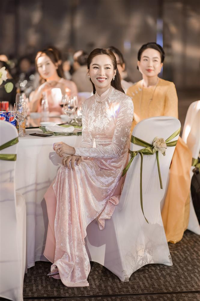 Đặng Thu Thảo ăn cưới bị chụp lén, nhan sắc ra sao?-15