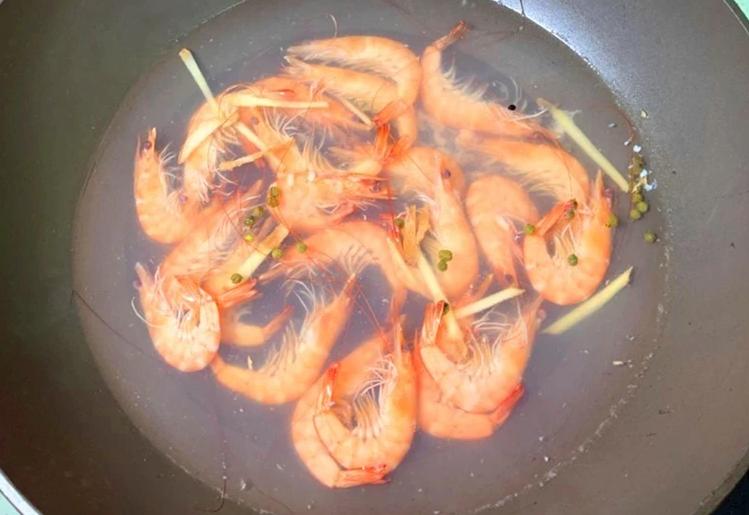 Luộc tôm thêm 1 loại nước vào, lúc ăn sẽ ngạc nhiên vì quá ngon-2
