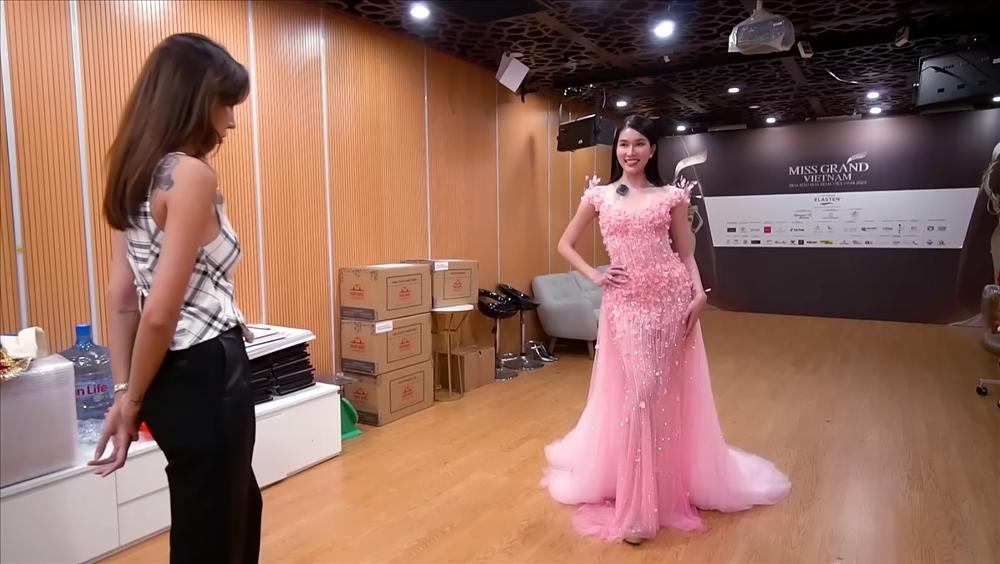 Phương Anh chốt đầm Miss International: Fan đòi giải cứu?-7