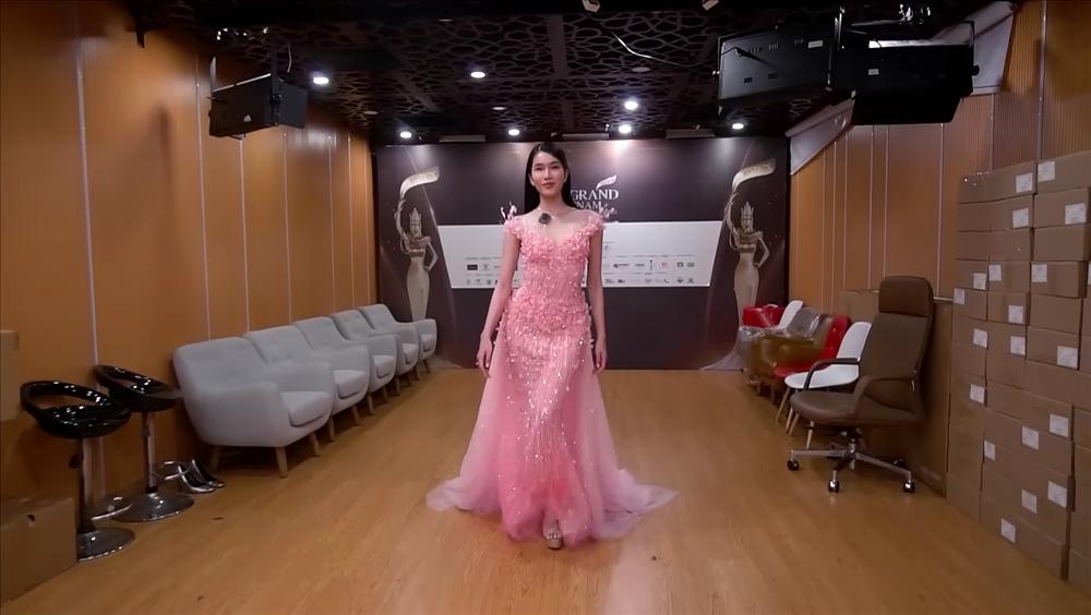 Phương Anh chốt đầm Miss International: Fan đòi giải cứu?-8