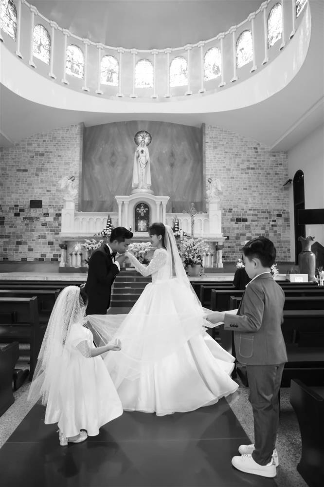Phan Hiển hạnh phúc khi được cử hành hôn lễ trong nhà thờ-1