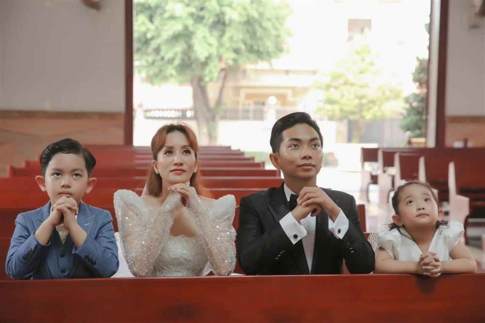 Phan Hiển hạnh phúc khi được cử hành hôn lễ trong nhà thờ-2