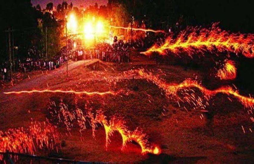 Lễ hội kỳ lạ: Nhồi thuốc súng vào trái cây đốt lửa ném nhau-1