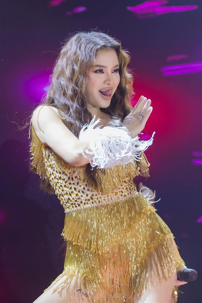 Phương Trinh Jolie bầu bí vẫn nhảy cực sung trên giày cao-1