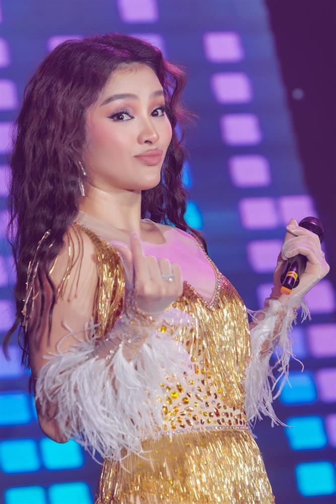 Phương Trinh Jolie bầu bí vẫn nhảy cực sung trên giày cao-3