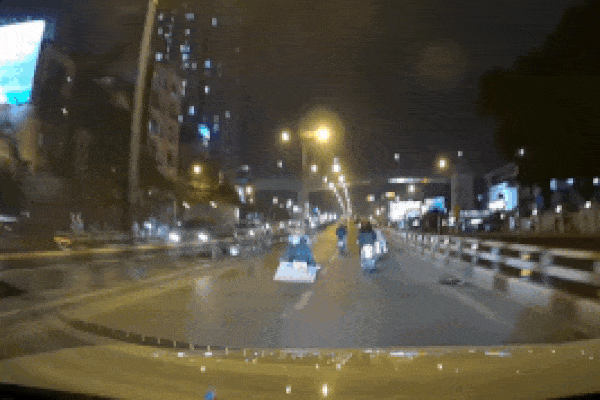 Clip: Hy hữu người đi xe máy 'trượt ván' trên cầu vượt ở Hà Nội