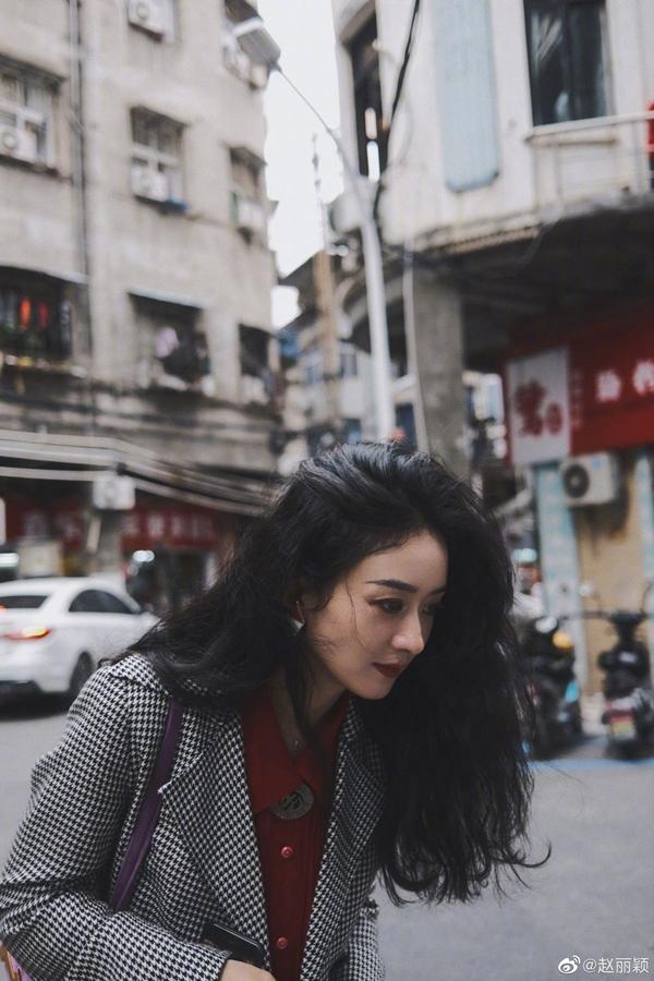 Triệu Lệ Dĩnh quyến rũ với phong cách thập niên 90-1