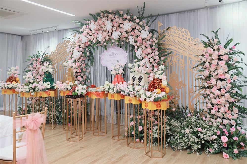 Khánh Thi - Phan Hiển ăn hỏi giữa 15.000 bông hồng-8