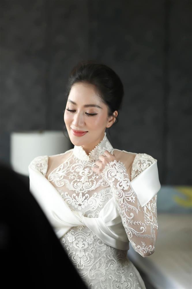 Khánh Thi mặc áo dài xuyên thấu độc lạ trong lễ ăn hỏi với Phan Hiển-1