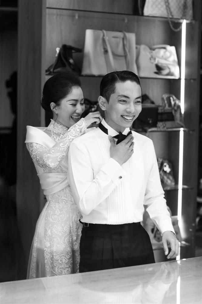 Khánh Thi mặc áo dài xuyên thấu độc lạ trong lễ ăn hỏi với Phan Hiển-4