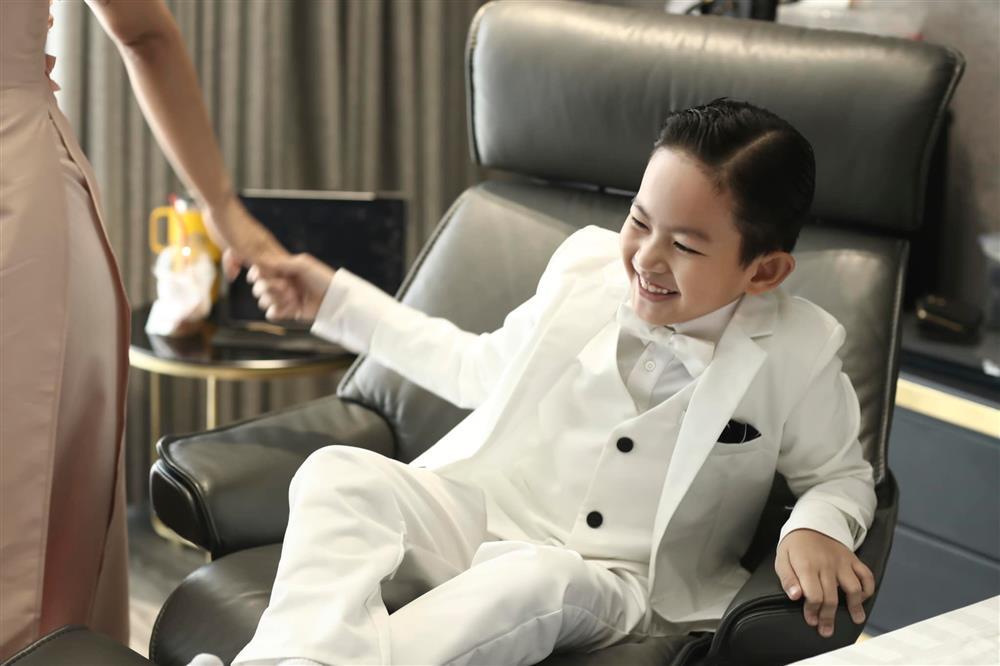 Khánh Thi mặc áo dài xuyên thấu độc lạ trong lễ ăn hỏi với Phan Hiển-7