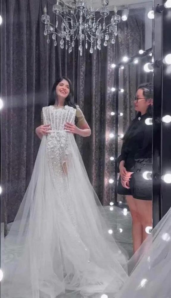 An Tây thử váy cưới nhưng quay xe trả hàng vì lý do không ngờ-1