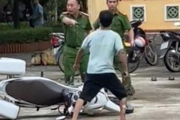 Giải quyết mâu thuẫn cho dân, Phó trưởng công an phường bị chém-1