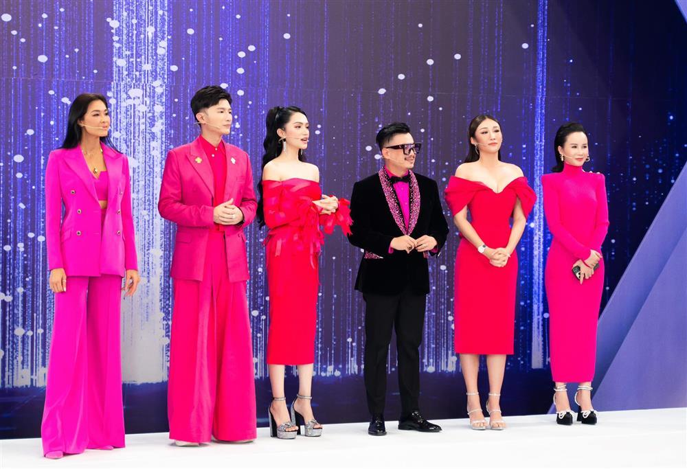 Dược sĩ Tiến mặc cây hồng, chói hơn cả Hương Giang và Lukkade