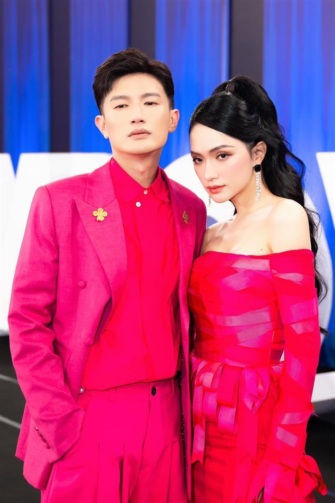 Dược sĩ Tiến mặc cây hồng, chói hơn cả Hương Giang và Lukkade