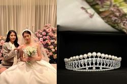 IU tặng Jiyeon vương miện ngọc trai thiết kế riêng cho ngày cưới