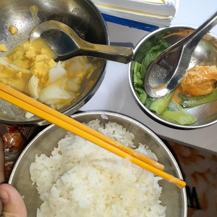 Khoe mẹ bữa cơm tự nấu, nữ sinh khóc nghẹn khi đọc tin nhắn của mẹ-1