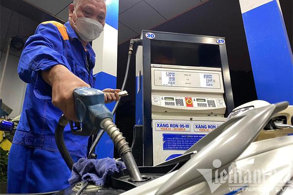 Giá xăng hôm nay giảm mạnh, xuống thấp nhất năm-1