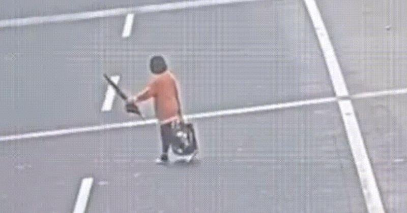 Clip: Thót tim người phụ nữ băng qua cao tốc bị húc bay tử vong-1