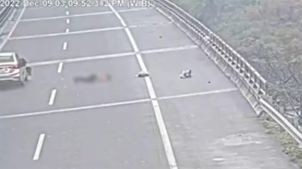 Clip: Thót tim người phụ nữ băng qua cao tốc bị húc bay tử vong-2
