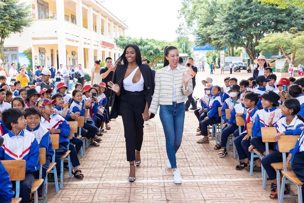 Lương Thùy Linh phô xương ngực - Chi Pu chọn tất lạc quẻ-9