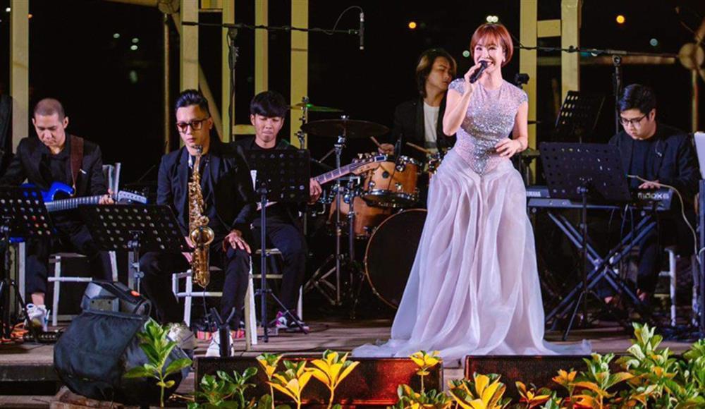 Lương Thùy Linh phô xương ngực - Chi Pu chọn tất lạc quẻ-6