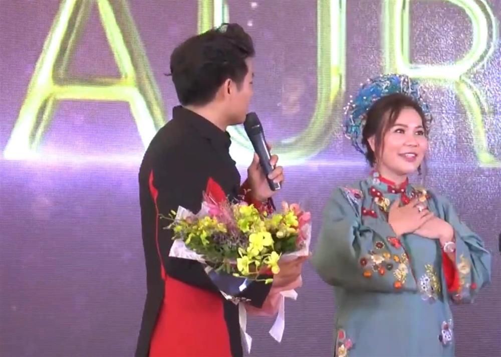 Vợ Quý Bình khoe cùng lúc 3 con, cậu út chiếm spotlight-1